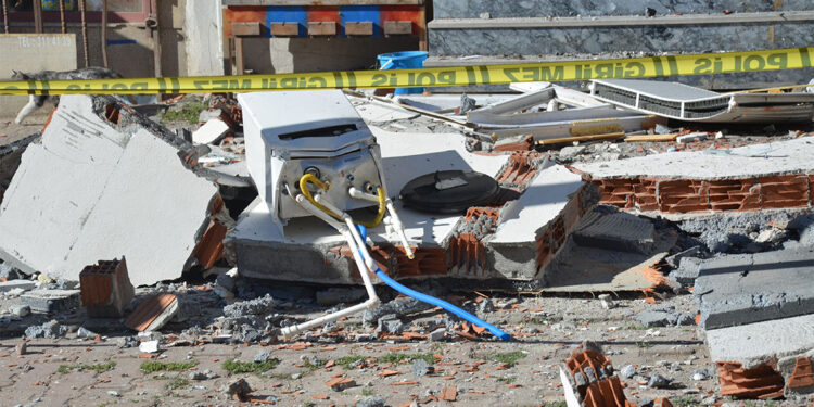 Sivas'ta gaz kaçağı bulunan kombi patladı