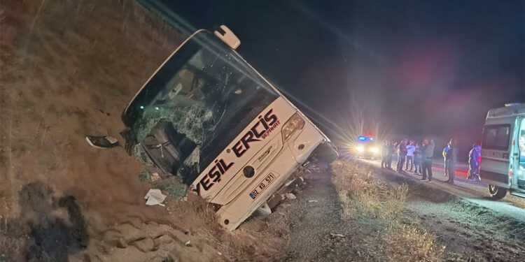 Sivas'ta yolcu otobüsü devrildi: 24 yaralı