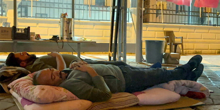 SMS ile işten çıkarılan 204 işçi nöbette