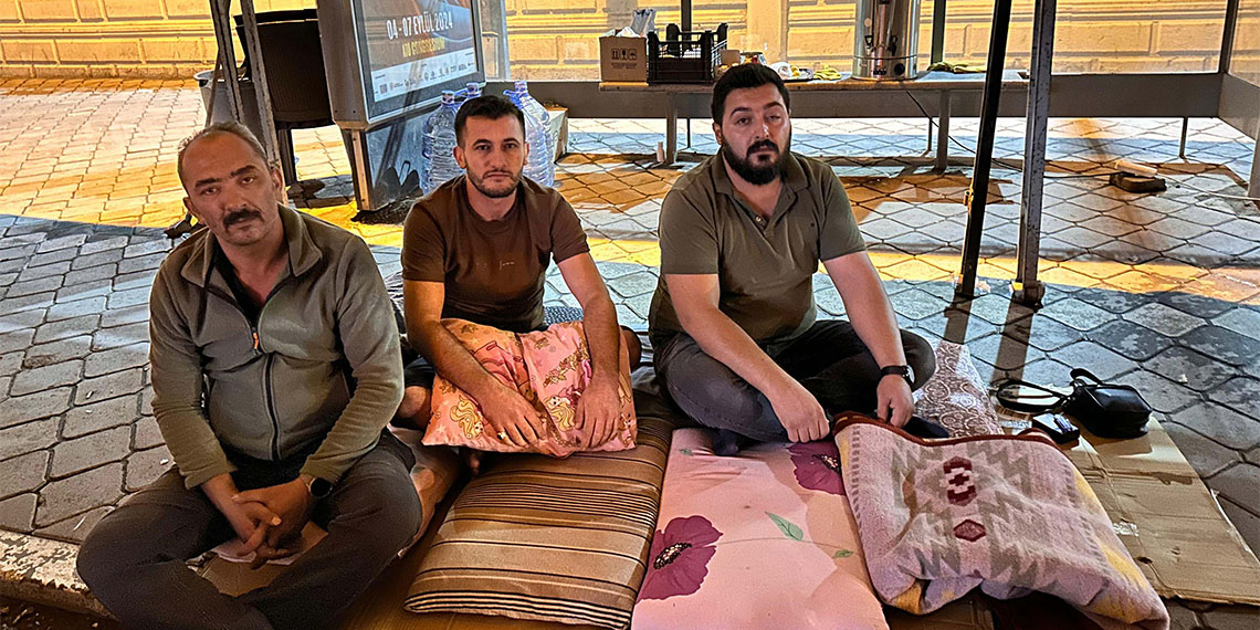 Iğdır Belediyesi'nde temmuz ayının ilk haftası SMS ile işten çıkarılan 204 işçi, nöbet eylemini 24 saate çıkardı.