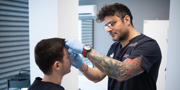 Saç ekiminde yaş aralığı 20'li yaşlara kadar indi