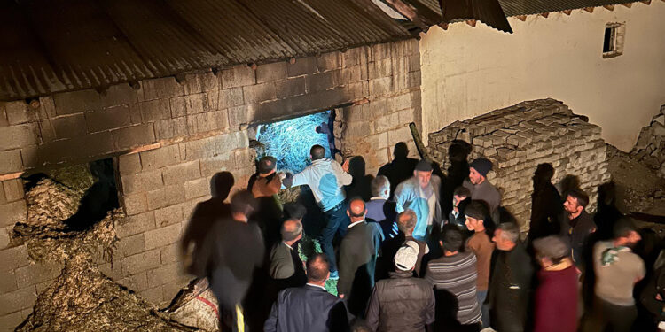 Samanlıkta çıkan yangın, eve sıçramadan söndürüldü
