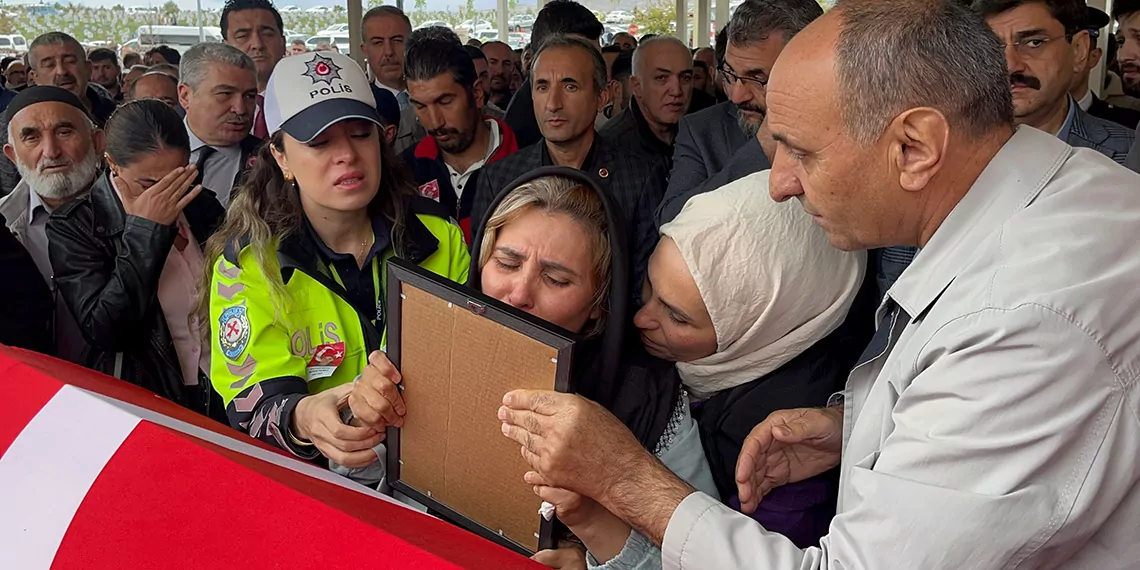 Şehit polis memuru şeyda’yı, eşi tabutunu öperek son yolculuğuna uğurladı