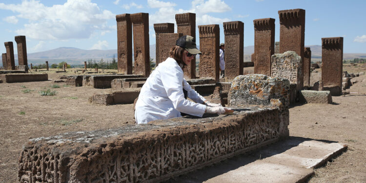 Selçuklu Meydan Mezarlığı’nda bakım ve onarım çalışması