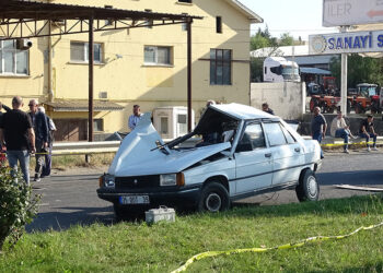 Servis otobüsü otomobile çarptı: 1 ölü, 9 yaralı