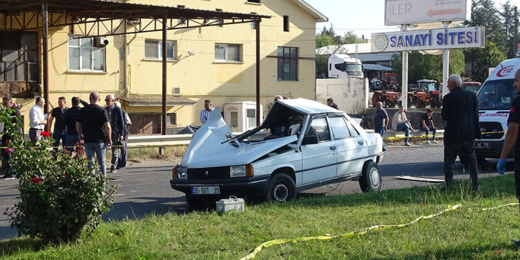 Servis otobüsü otomobile çarptı: 1 ölü, 9 yaralı