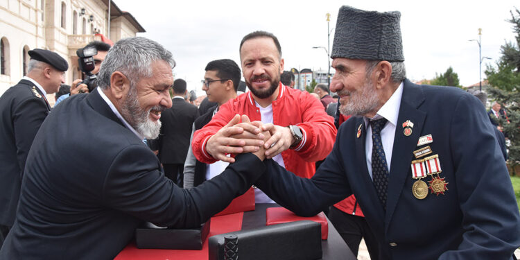 Sivas'ta gaziler bilek güreşi