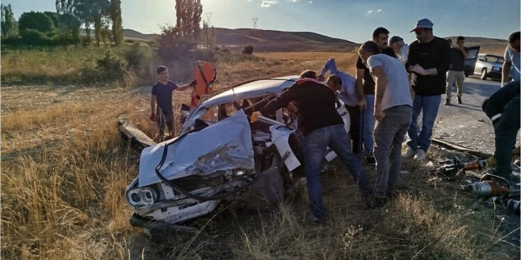 Sivas'ta iki ayrı trafik kazasında 7 kişi yaralandı