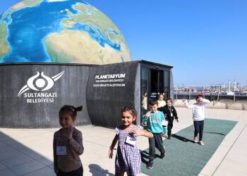 Sultangazi’de Ana Kucağı öğrencileri planetaryumu ziyaret etti