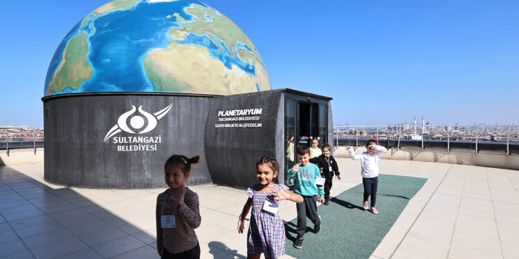 Sultangazi’de Ana Kucağı öğrencileri planetaryumu ziyaret etti
