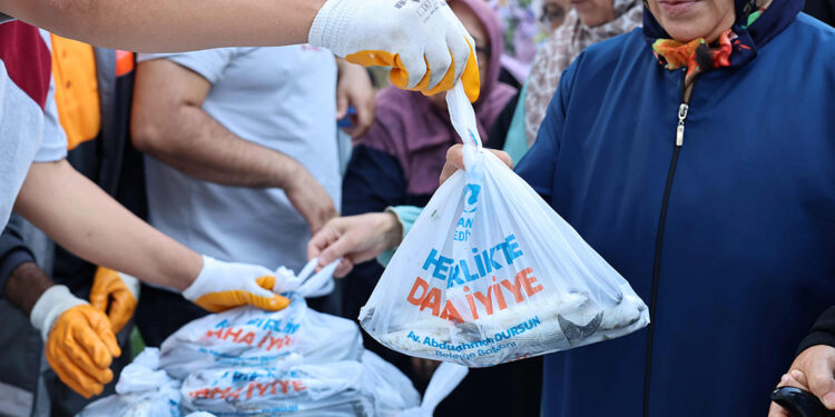 Sultangazi'de balık dağıtımı başladı