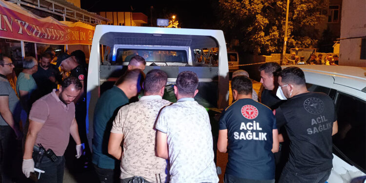 Tabancayla eşini öldürüp intihar etti