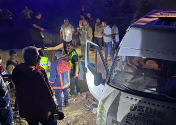 Tütün toplama işçilerini taşıyan minibüs sulama kanalına uçtu