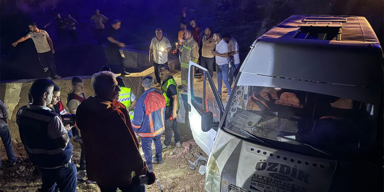 Tütün toplama işçilerini taşıyan minibüs sulama kanalına uçtu