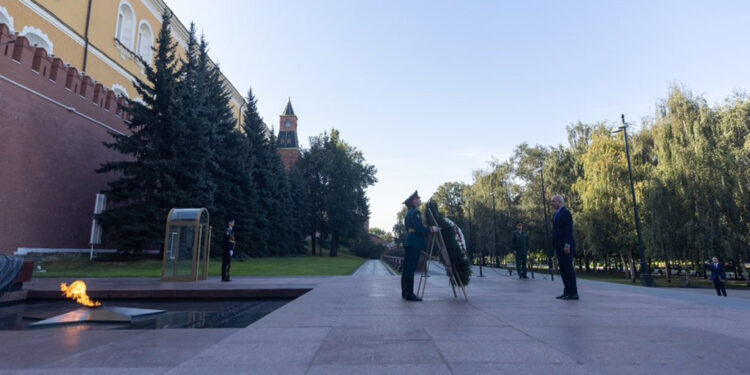 TBMM Başkanı Kurtulmuş, Kremlin Meçhul Asker Anıtına çelenk bıraktı