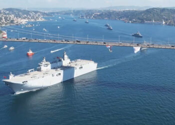 TCG Anadolu ve 15 savaş gemisi boğaz geçişi gerçekleştirdi