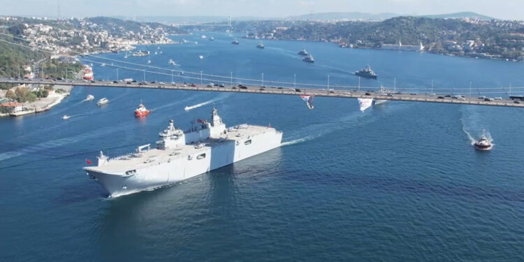 TCG Anadolu ve 15 savaş gemisi boğaz geçişi gerçekleştirdi