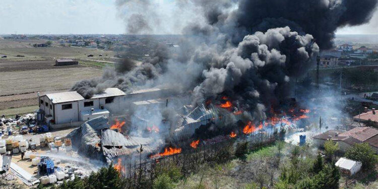 Tekirdağ'da fabrika yangını; dumanlar gökyüzünü kapladı