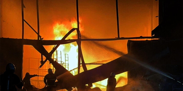 Çorlu'da kimyasal maddelerin bulunduğu depoda yangın