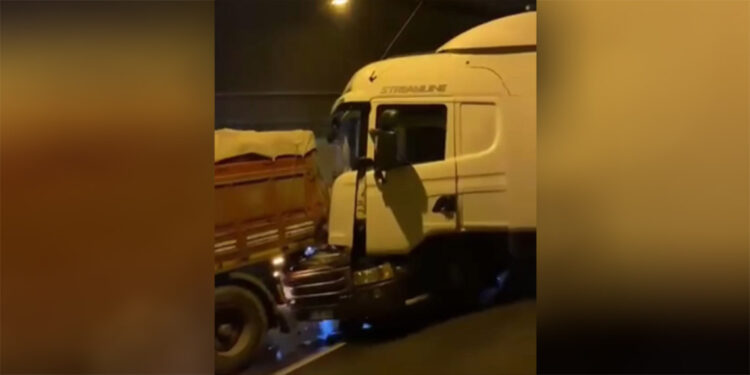 TEM Otoyolunda 3 TIR çarpıştı; 10 kilometrelik kuyruk oluştu