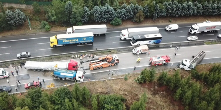TEM Otoyolu'nda zincirleme trafik kazası; 4 yaralı