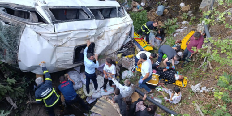 Tokat'ta fındık işçilerinin taşındığı minibüs dereye uçtu: 1 ölü, 25 yaralı