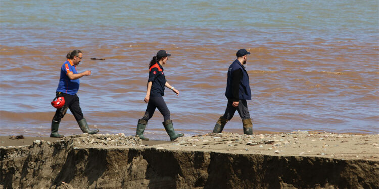 Trabzon'da sel sonrası Karadeniz renk değiştirdi