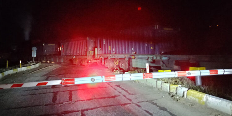 Yük treni arıza yaptı; ulaşım kapandı