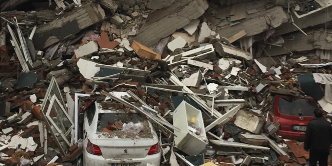 Kahramanmaraş'ta depremde yıkılan 19 kişinin öldüğü Fazilet Apartmanı'nın zemin katındaki fırında usulsüz tadilatlar yaptıkları tespit edilen ve haklarında tutuklamaya yönelik yakalama kararı olan çift Akın Yağcı (78) ve eşi Ferihan Yağcı'nın (70) notere giderek, vekalet verdikleri ortaya çıktı.