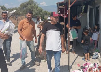 Taraftarlar, Hatay'da öğrencilere kırtasiye yardımı dağıttı