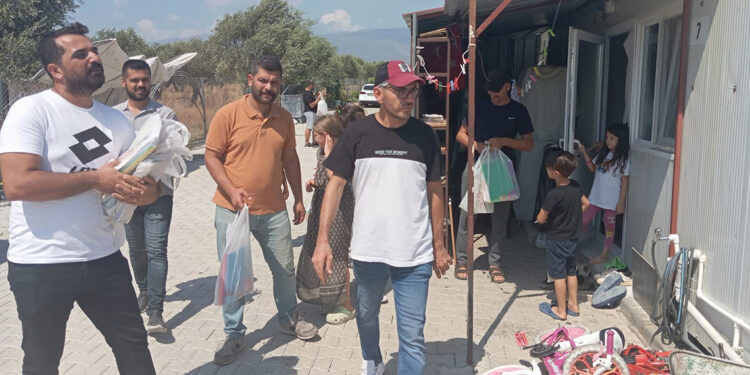 Taraftarlar, Hatay'da öğrencilere kırtasiye yardımı dağıttı