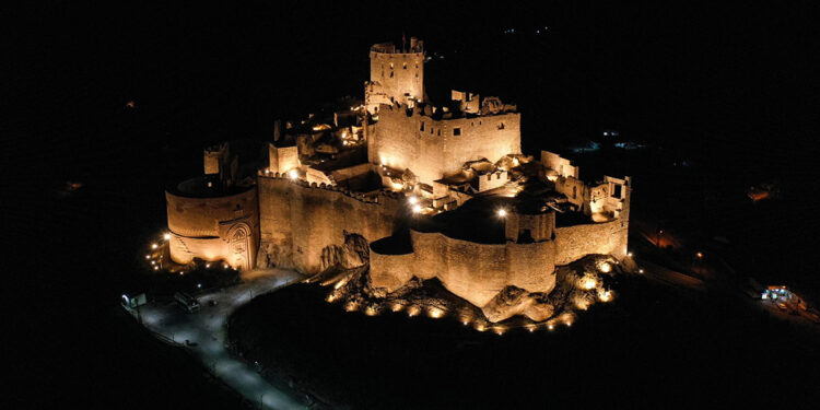Tarihi Hoşap Kalesi ışıklandırıldı