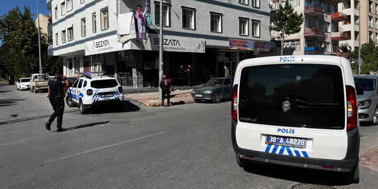 Tartıştığı komşusunu bıçakla yaraladı