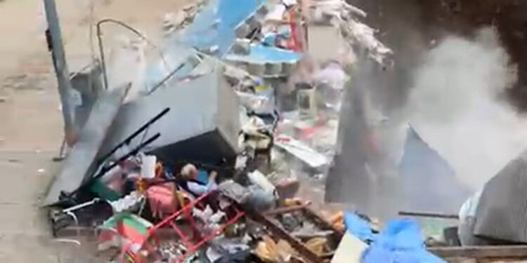 Temel kazısı sırasında yandaki market yıkıldı: 1 yaralı