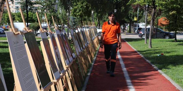 Temizlik işçisi topladığı yaprakları sergiye dönüştürdü