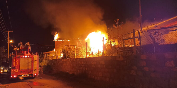 Tosya'da besi çiftliğinde çıkan yangında 600 balya saman kül oldu