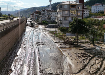 Trabzon'da doğu ilçelerini vuran selin izleri siliniyor; kayıp 1 kişi aranıyor
