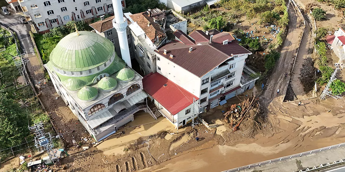 Trabzon'da doğu ilçelerini vuran selin izleri siliniyor; kayıp 1 kişi aranıyor