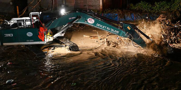 Trabzon'da sağanak sele döndü: 1 kayıp