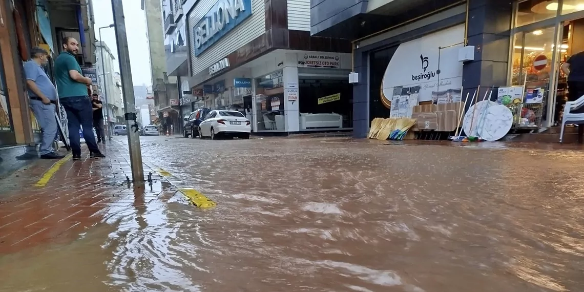 Trabzon'da sağanak sele döndü: 1 kayıp