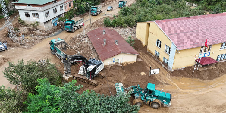 Trabzon'da selin bilançosu; 1 ölü, 121 iş yeri ve 25 konutta hasar