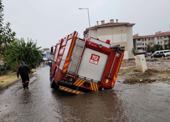 Turgutlu'da sağanak; cadde ve sokaklar suyla doldu, araçlar yolda kaldı