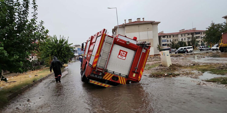 Turgutlu'da sağanak; cadde ve sokaklar suyla doldu, araçlar yolda kaldı