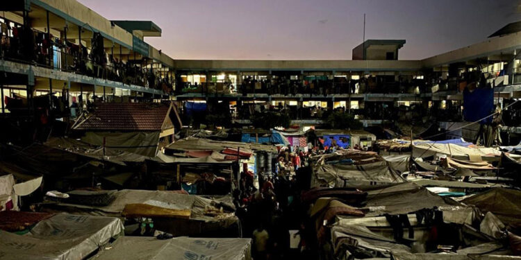 UNRWA, Filistinli ailelerin fotoğraflarını paylaştı: Dar alanlara sıkışmış haldeler