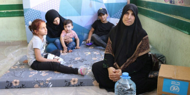 UNRWA, Lübnan'da yerinden edilen siviller için acil durum barınağı açtı