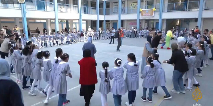 UNRWA okulları Gazze’de eğitime zorlu koşullarda tekrar başlıyor