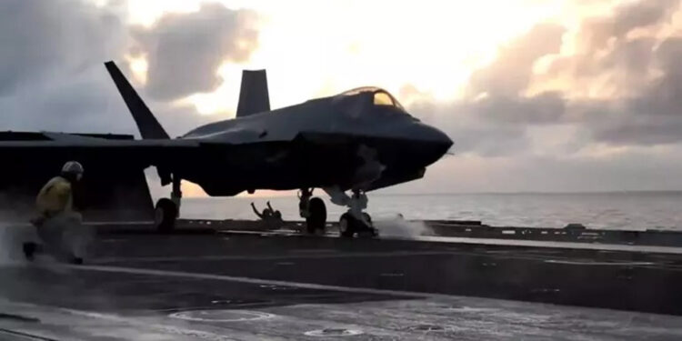 USS Abraham Lincoln uçak gemisi, CENTCOM faaliyet bölgesinde görevini sürdürecek