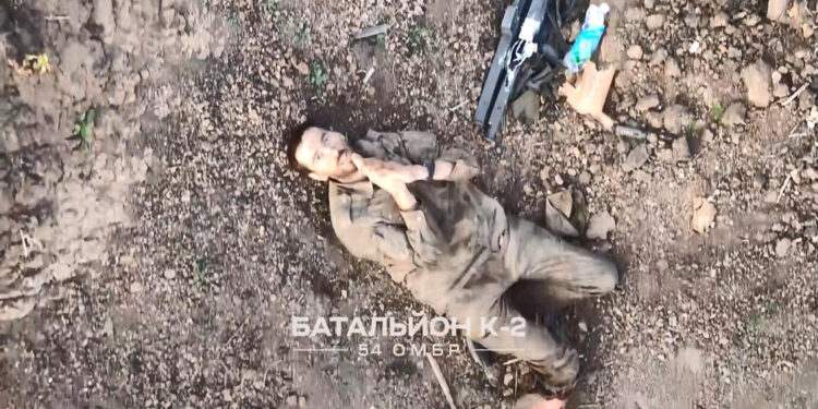 Ukrayna askerleri, bitkin haldeki Rus askerini kurtardı