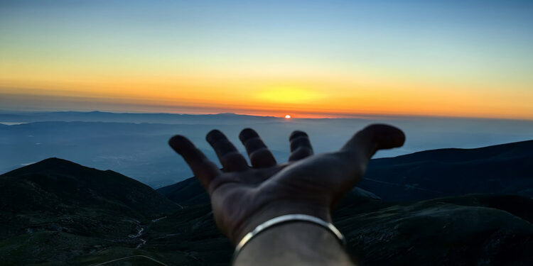 Uludağ'ın zirvesinde gün doğumu; güneş ve ayı aynı anda görüntülediler