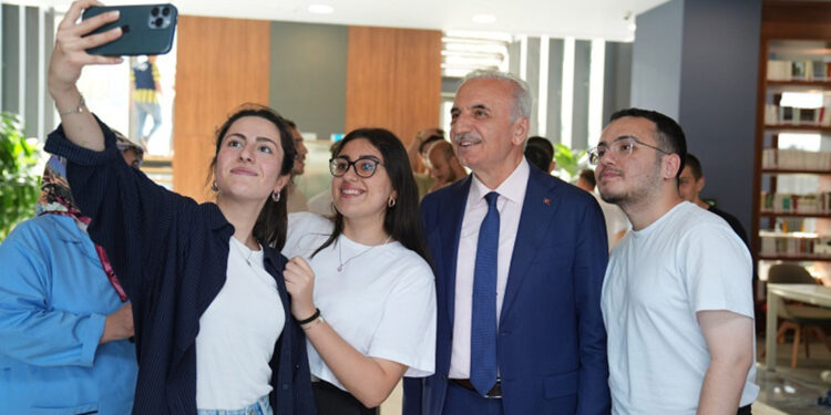 Ümraniye Belediyesi'nden öğrecilere 10 bin TL eğitim desteği